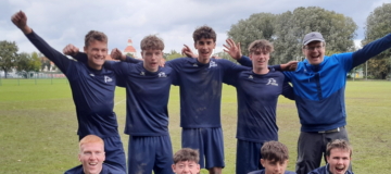 Bild 01 - NÖ Landesauswahl mit sehr großem Pdorf Anteil hinten von links nach rechts: Alexander Fischer (Laa); Andreas Vallant (Perchtoldsdorf, U18); Laurin Heinz (Perchtoldsdorf, U18); Lukas Walk (Perchtoldsdorf, U18); Gerhard Bahr (Auswahltrainer) vorne von links nach rechts: Roman Kellner (Böheimkirchen, U18); Maximilian Winna (Laa, U18); Laurin Eisenhut (Perchtoldsdorf, U18); Severin Bahr (Perchtoldsdorf, U21)