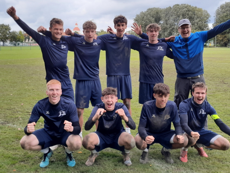 Bild 01 - NÖ Landesauswahl mit sehr großem Pdorf Anteil hinten von links nach rechts: Alexander Fischer (Laa); Andreas Vallant (Perchtoldsdorf, U18); Laurin Heinz (Perchtoldsdorf, U18); Lukas Walk (Perchtoldsdorf, U18); Gerhard Bahr (Auswahltrainer) vorne von links nach rechts: Roman Kellner (Böheimkirchen, U18); Maximilian Winna (Laa, U18); Laurin Eisenhut (Perchtoldsdorf, U18); Severin Bahr (Perchtoldsdorf, U21)