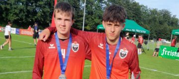 Laurin und Severin mit EM-Silber und dem EM Pokal - Foto Gerhard Bahr